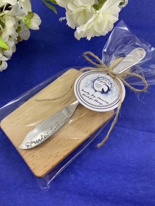 Spreader knife and serving board gift set